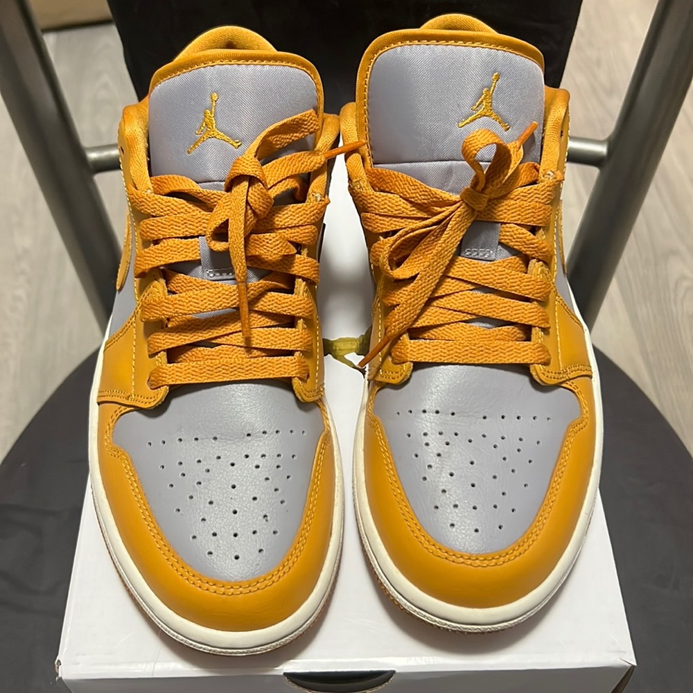 Womens air Jordan 1 Low size 9. Men size 7.5 excellent condition